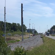 Ny ballast, oriktat spår och kontaktledningsstolpar med belysning längs S. Stillerydsvägen.