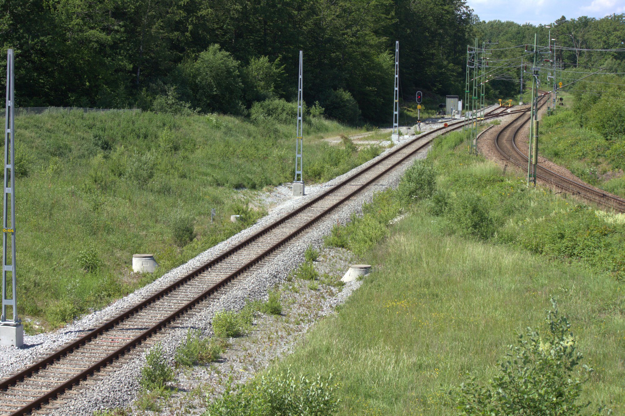 Nya kontaktledningsstolpar längs västra triangelbenet. 